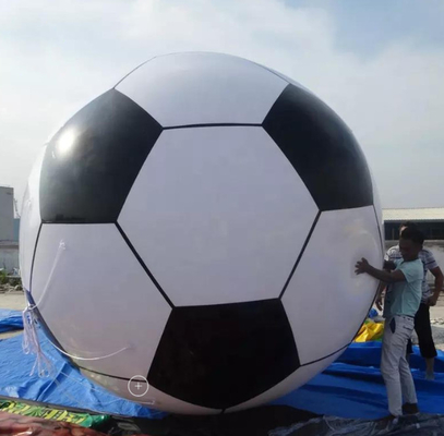 가득 찬 프린팅과 부풀게할 수 있는 헬륨 풍선을 광고하는 축구 형태 거대기업